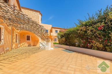 2 LOCALI A ARZACHENA