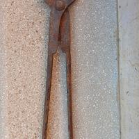Vecchia pesante tenaglia da fabbro