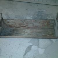 antica culla in legno da restaurare