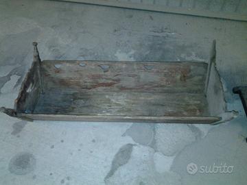 antica culla in legno da restaurare
