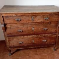 Mobile di antiquariato a tre cassettoni