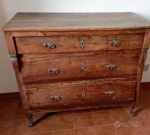 Mobile di antiquariato a tre cassettoni