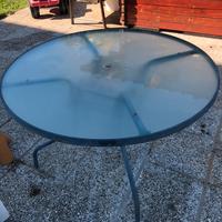 Tavola in vetro con struttura in metallo