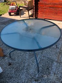 Tavola in vetro con struttura in metallo