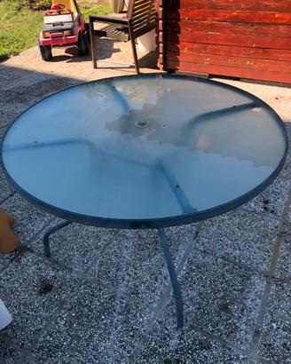 Tavola in vetro con struttura in metallo