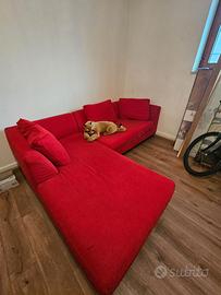 Divano rosso in tessuto