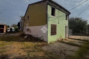 VILLA A SCHIERA A ARCOLE