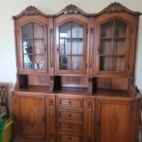 Credenza Vetrina Finitura Noce Intagli Artigianali