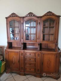 Credenza Vetrina Finitura Noce Intagli Artigianali