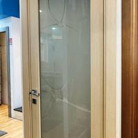 PORTA A BATTENTE CON VETRO DECORATO