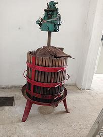 Torchio idraulico per uva