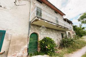 3 LOCALI A GUBBIO