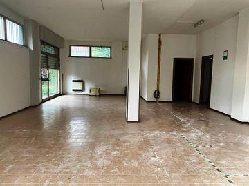 Immobile di 100 m² con 2 locali a Foligno