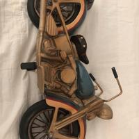 Modellino vintage di una moto custom degli anni 80