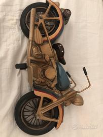 Modellino vintage di una moto custom degli anni 80