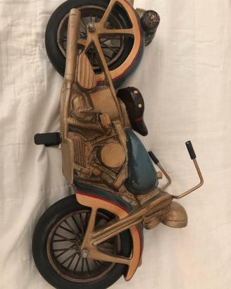 Modellino vintage di una moto custom degli anni 80