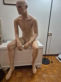 Manichino uomo seduto