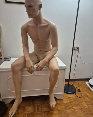 Manichino uomo seduto