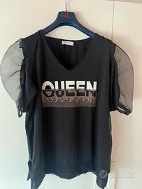 T-shirt nera fiorella rubino