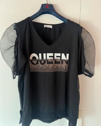 T-shirt nera fiorella rubino