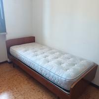Letto singolo in legno con rete e materasso