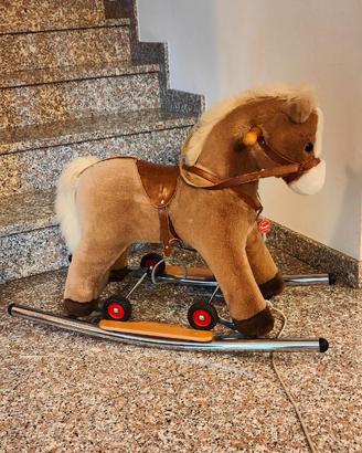 Cavallino a dondolo marca Trudi in pelusche.