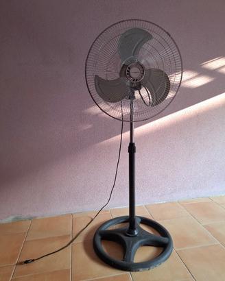Ventilatore a piantana 