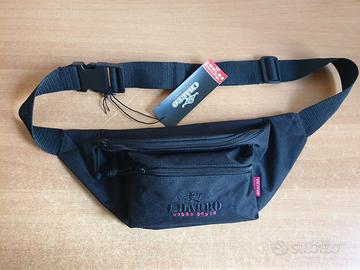 Marsupio Charro in tessuto nero e scritte rosse.