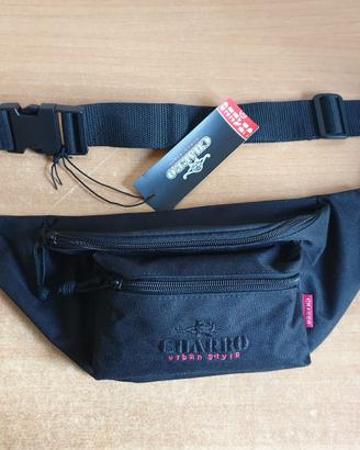 Marsupio Charro in tessuto nero e scritte rosse.