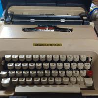 macchina da scrivere bianca