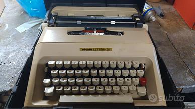 macchina da scrivere bianca