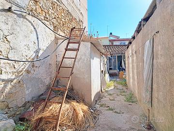 Casa con cortile da ristrutturare