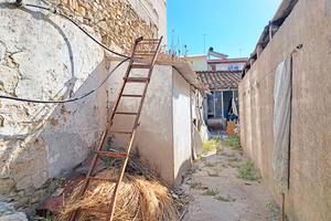 Casa con cortile da ristrutturare