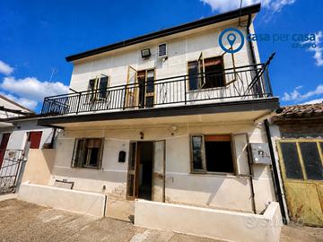 Villetta centrale con garage e cortile