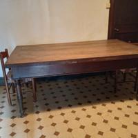 Tavolo in legno massiccio di noce