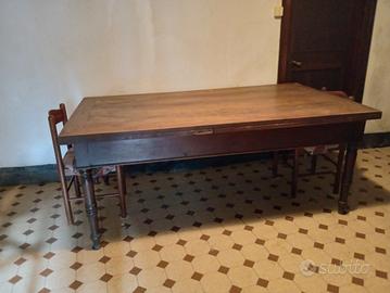 Tavolo in legno massiccio di noce