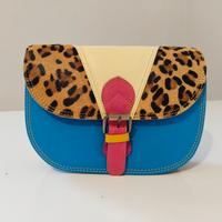 Borsa in pelle con dettaglio animalier.