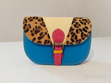 Borsa in pelle con dettaglio animalier.