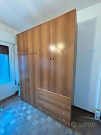 Armadio in legno con cassetti