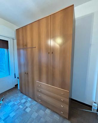 Armadio in legno con cassetti