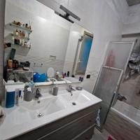 Mobile bagno con due lavandini e specchio