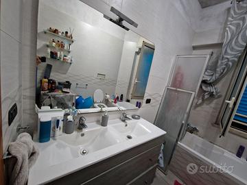 Mobile bagno con due lavandini e specchio