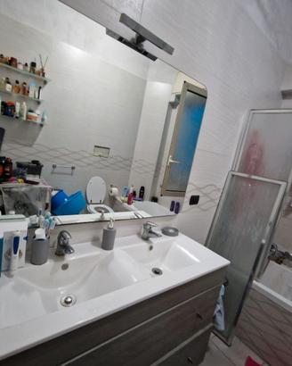 Mobile bagno con due lavandini e specchio