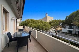 Trilocale con ampia terrazza su via principale