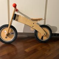 Bicicletta in legno senza pedali