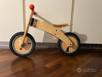 Bicicletta in legno senza pedali