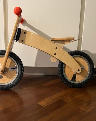 Bicicletta in legno senza pedali