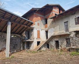 Edificio immerso nel bosco