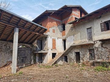 Edificio immerso nel bosco