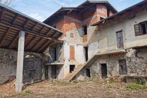 Edificio immerso nel bosco